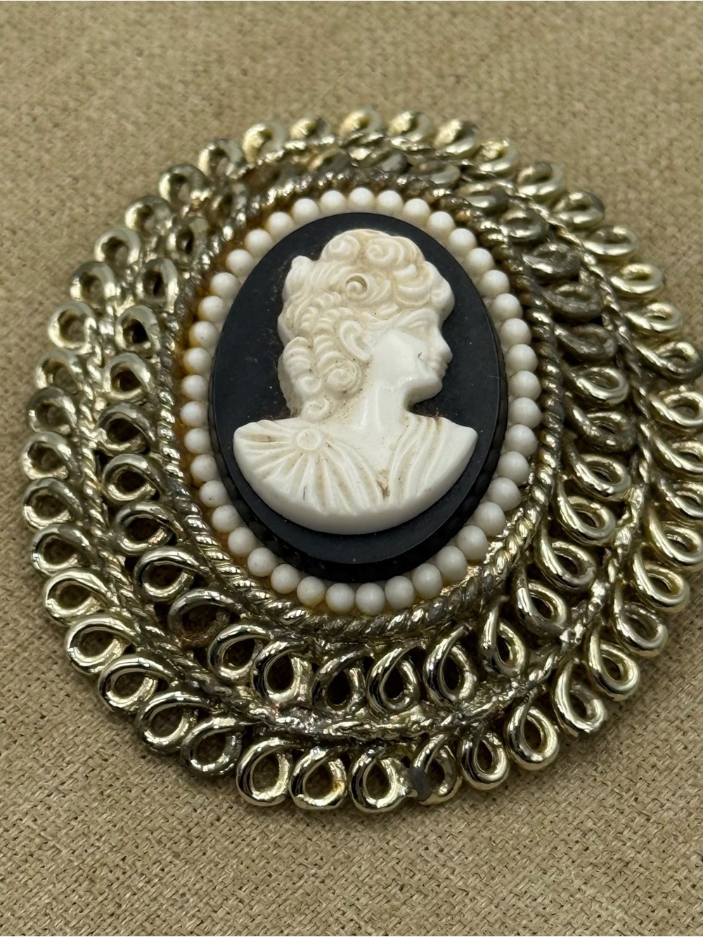 Very large Classic Cameo Brooch in Black, White and Gold